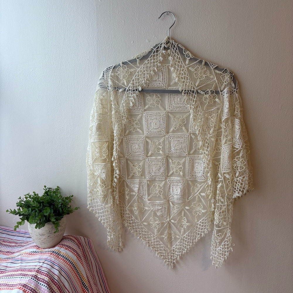 Vintage Hand-Embroidered Mantilla / Shawl – Ivory Beaded Lace